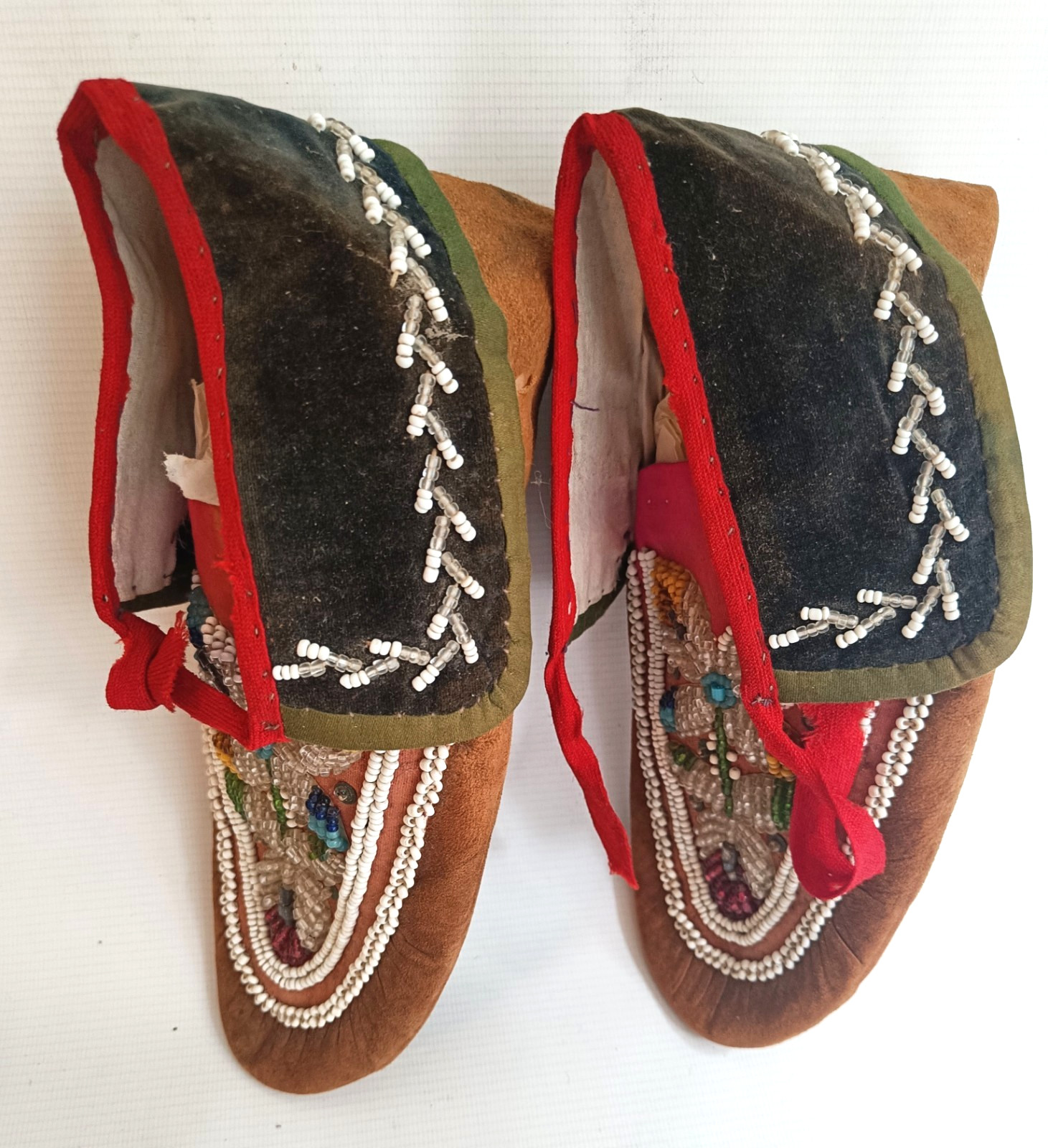Fine Pair Native American Iroquois Beaded Moccasins