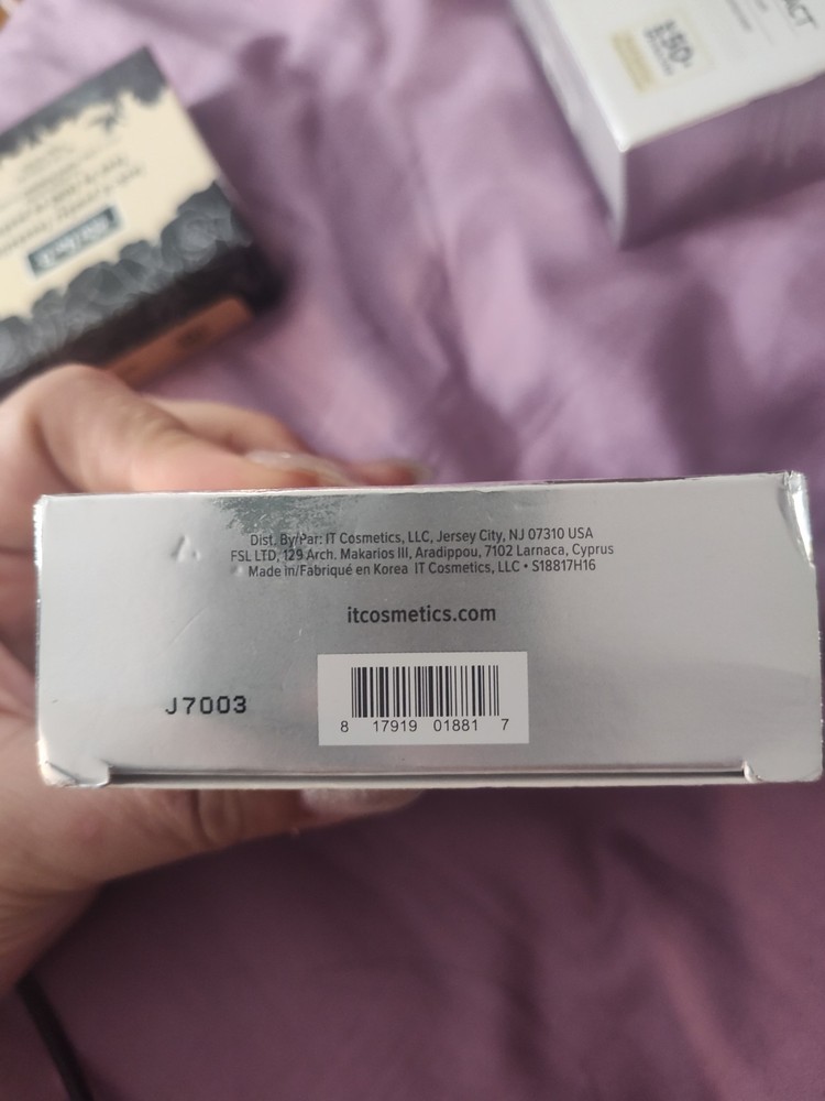 It Confidence In A Compact Shade Medium Tan DISCONTINUED