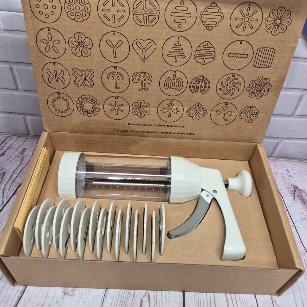 NIB Pampered Chef 1525 Cookie Press with 16 Pattern Discs
