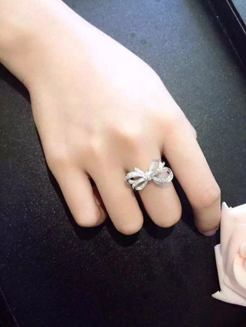 Sparkling Gift Bow Silver Pave 2.0 Cts Cubic Zirconia Adjustable Ring