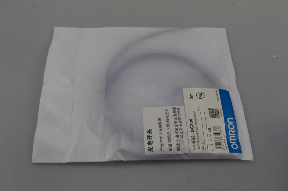 Omron E32-DC200 Photoelectric Switch Reflective E32DC200 New