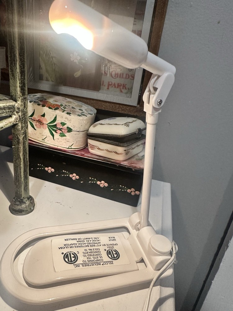 1980’s Original, The "itty bitty book light". Before LED lights