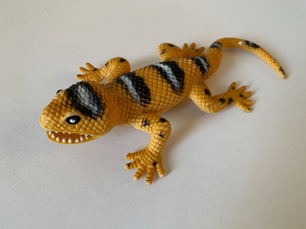 Vintage 1998 Yellow Long Lizard Figure Soft Plastic