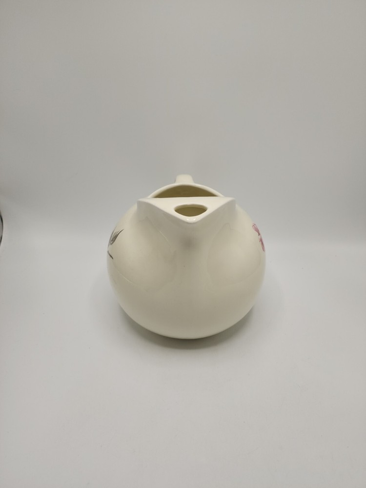 Universal "Rosette" 7 Inch 68 Ounce Ice Lip Pitcher