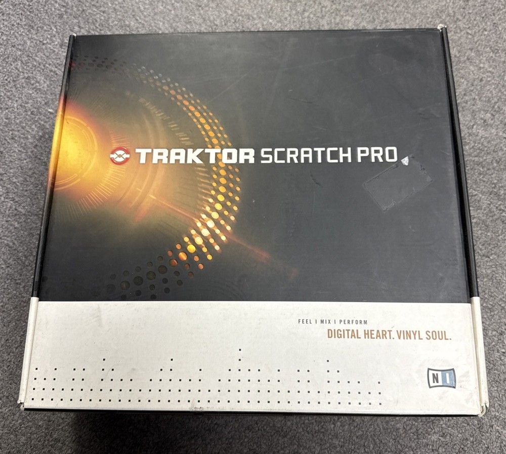 Native Instruments Traktor Scratch Pro DJ Performance Package Audio 8