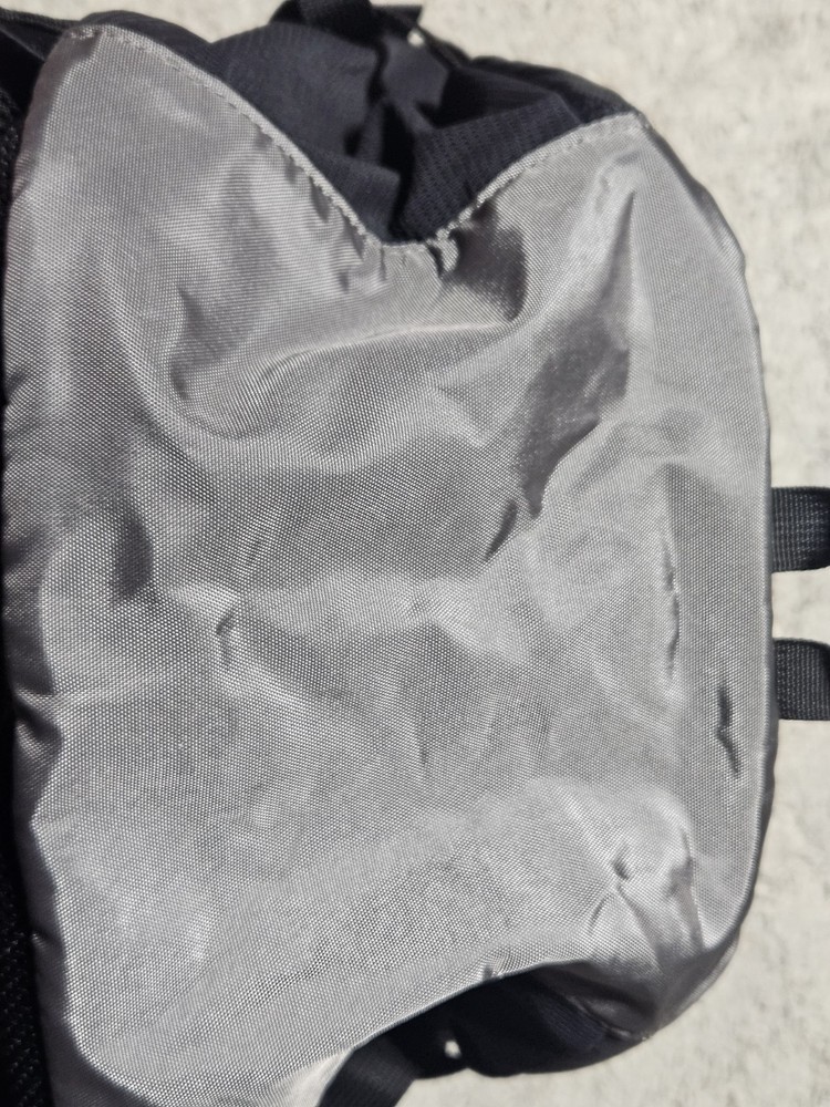 CamelBak Rim Runner 22 Hydration Pack 2.5L Zip Black Hiking Backpack EUC