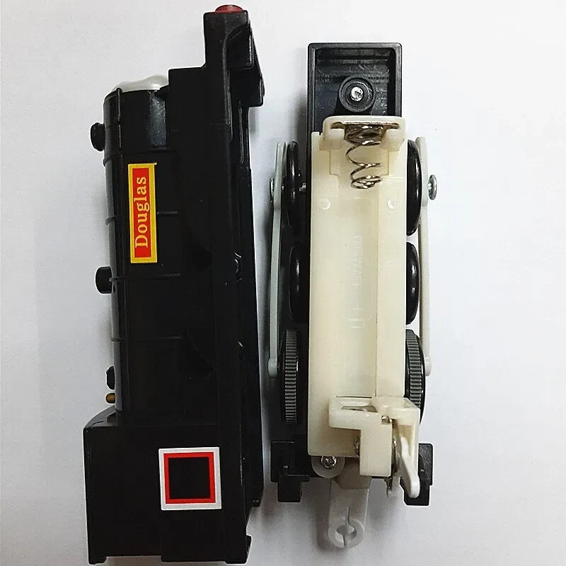 TRACKMASTER THOMAS BATTERY MOTORIZED TOY TRAIN- DOUGLAS + TENDER