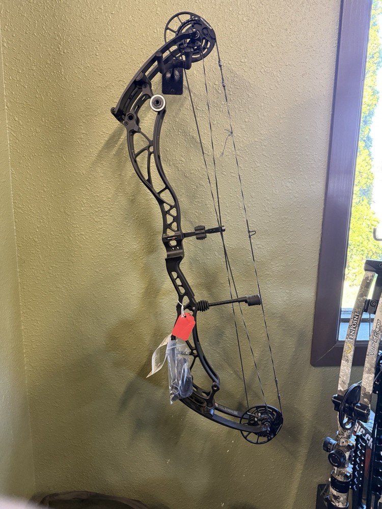 NEW!!! Bowtech Reckoning 38 Compound Bow Black Right Hand Target Archery