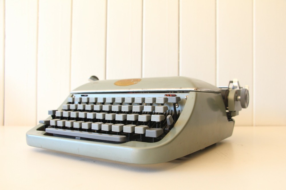 BLUE BIRD Typewriter - Made in Germany - Compact Portable - Metal - Working