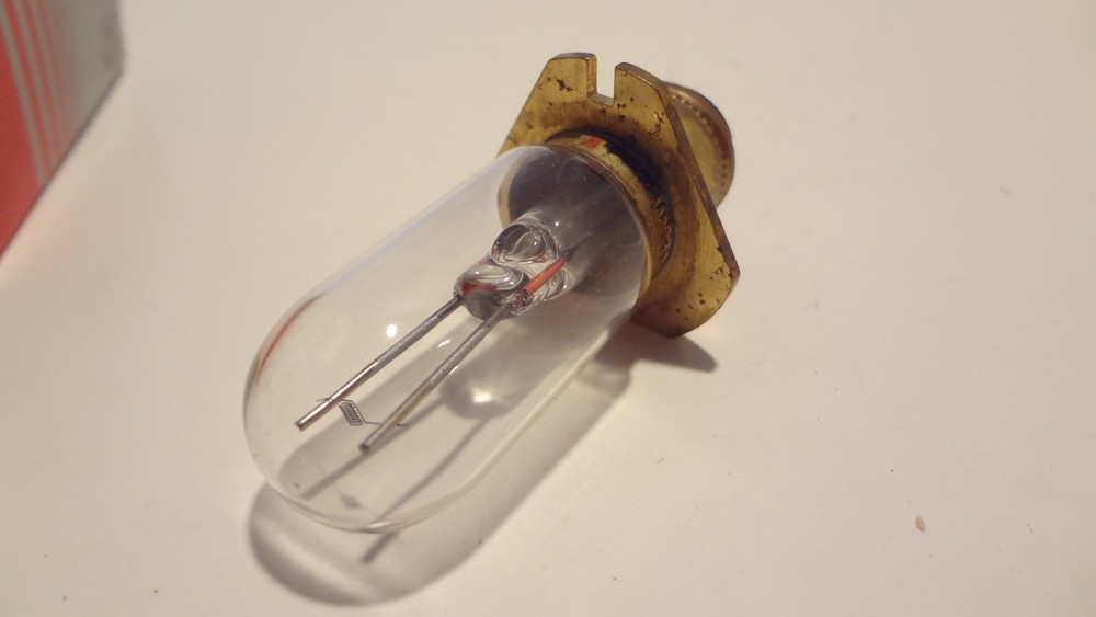 LEITZ LEICA 6 VOLT 15 WATT BULB #500177 TRIANGULAR PREFOCUSED FLANGE MOUNT