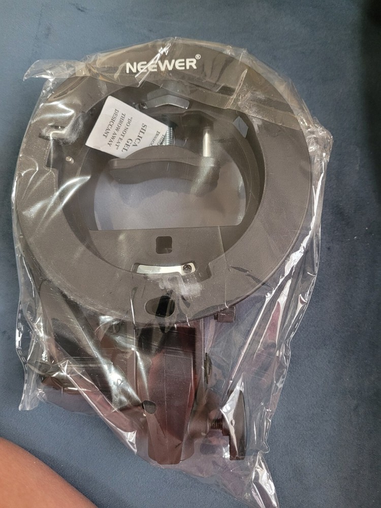 NEEWER S Type Bracket Holder with Bowens Mount for Square Head Flash Speedlite