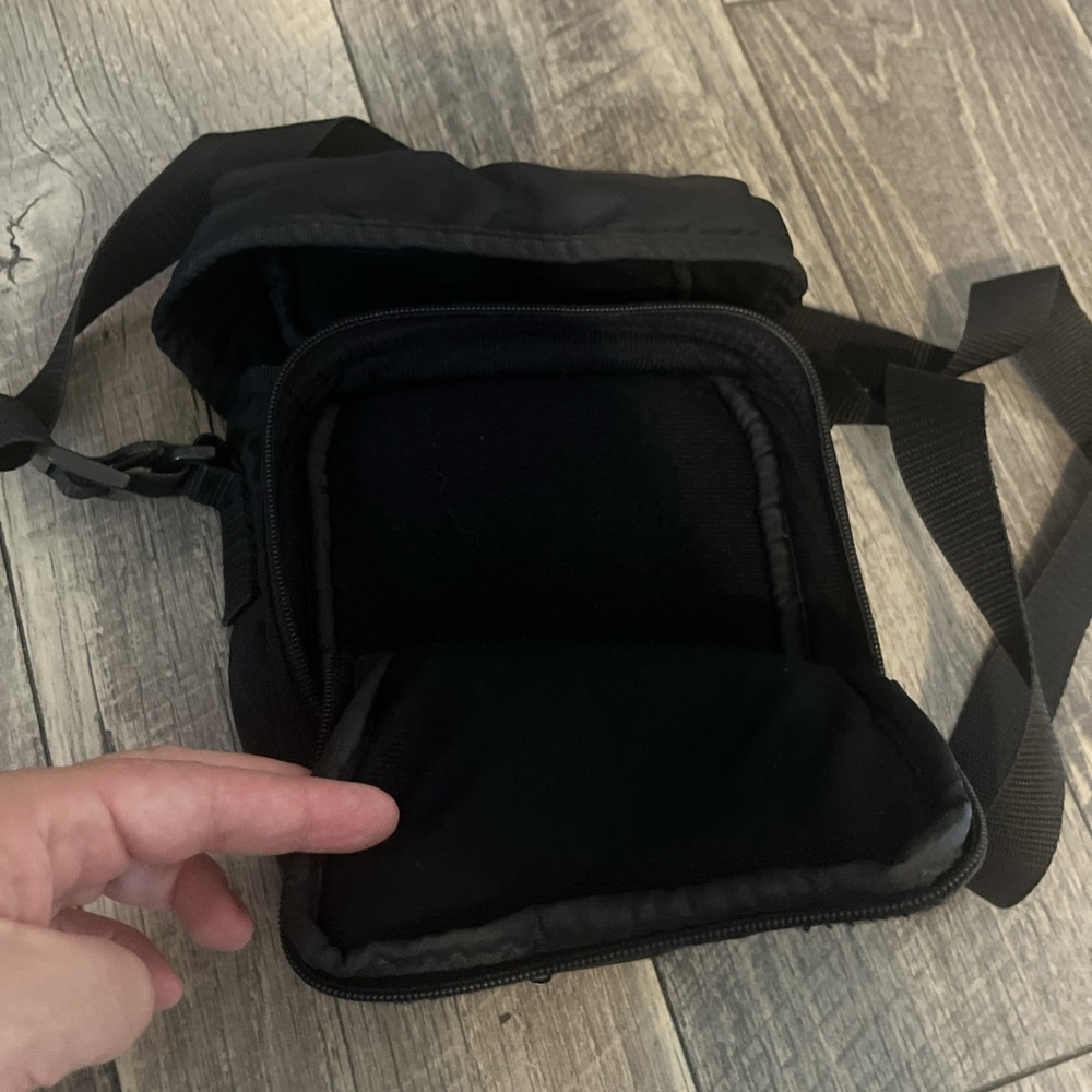 Case Logic Bag Storage for Carrying Portable CD Player With Strap {ddd}