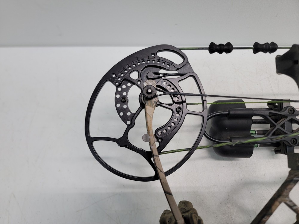 Bear Archery Moment RH Compound Bow 27" 70lbs Draw