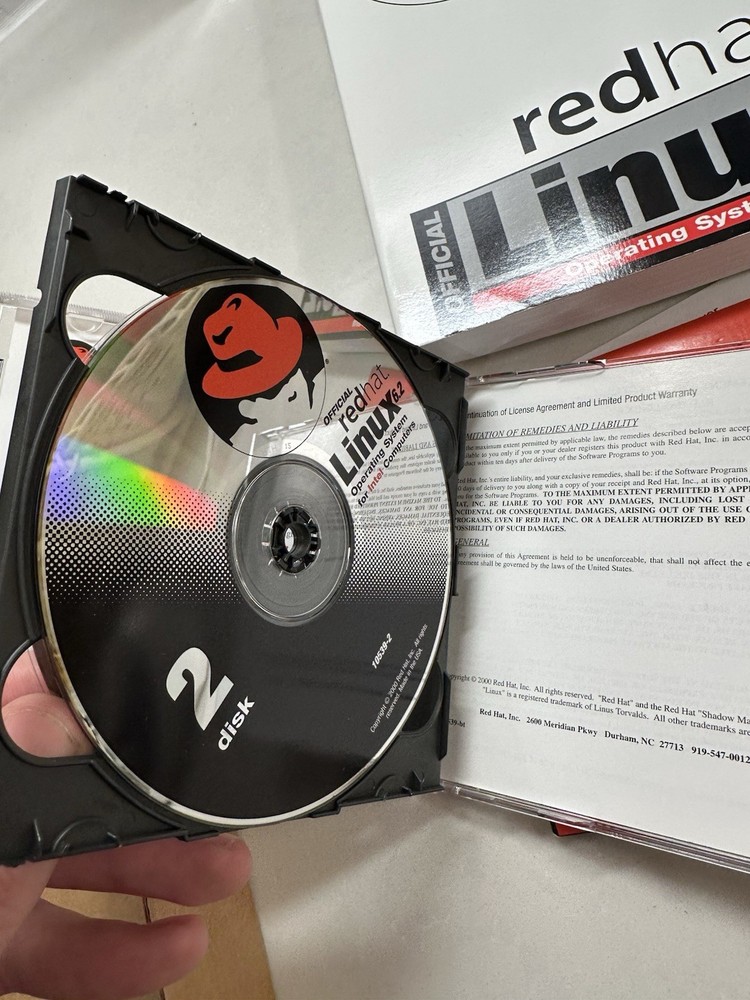 Red Hat Linux 6.2 Deluxe Boxed Set 2000 Complete w/ CDs & Manual