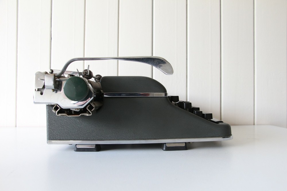 Olympia Typewriter ~ German Made ***** Working Condition *****