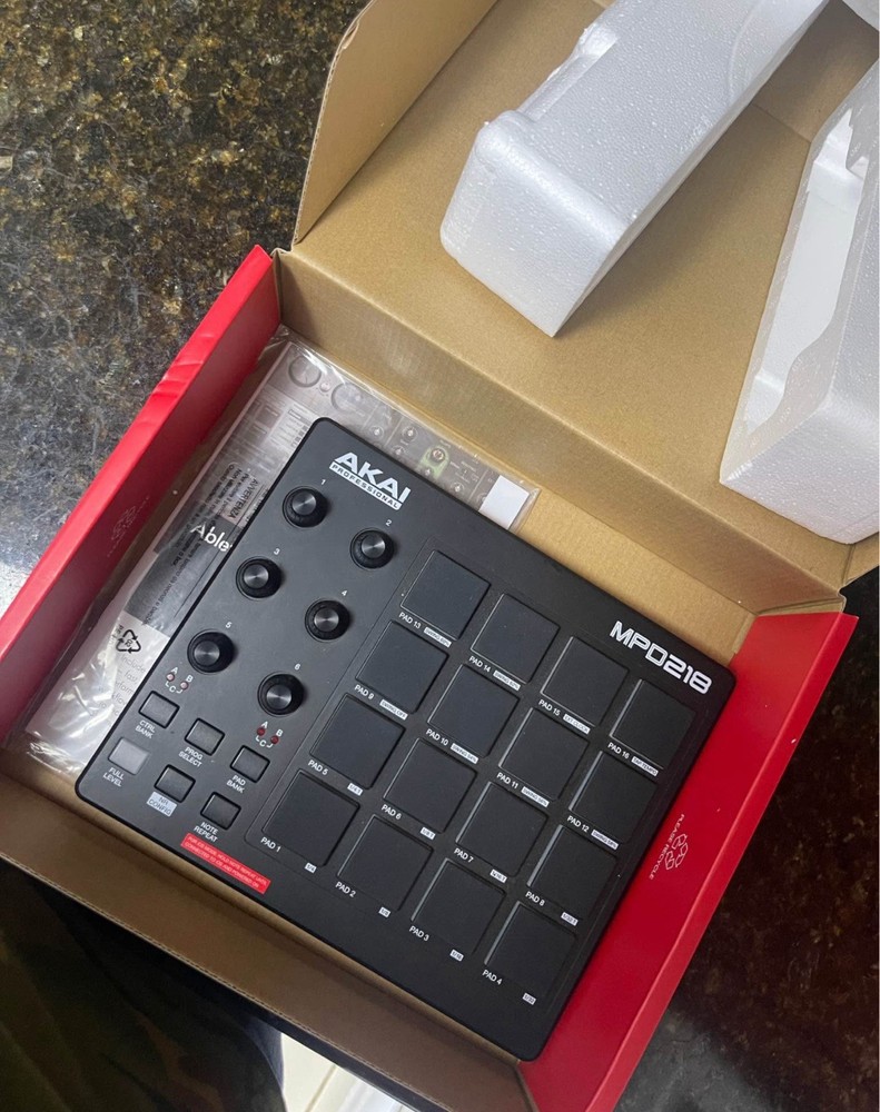 Akai Professional MPD 218 Black MIDI Controller