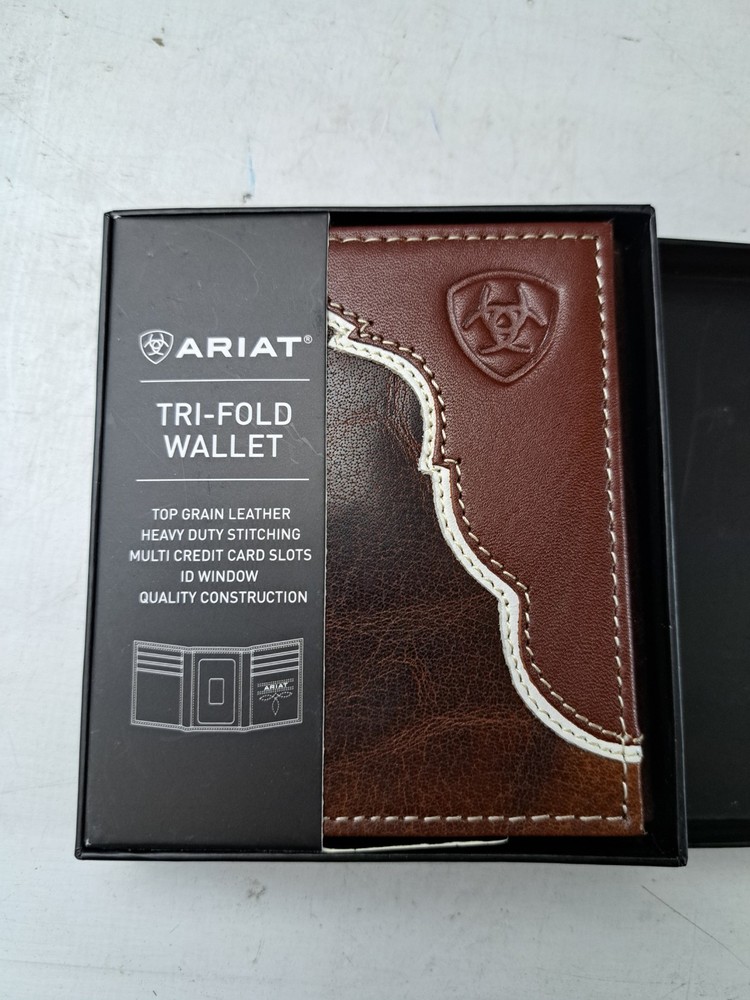 ARIAT Men's Trifold Two-Tone Shield Logo Wallet