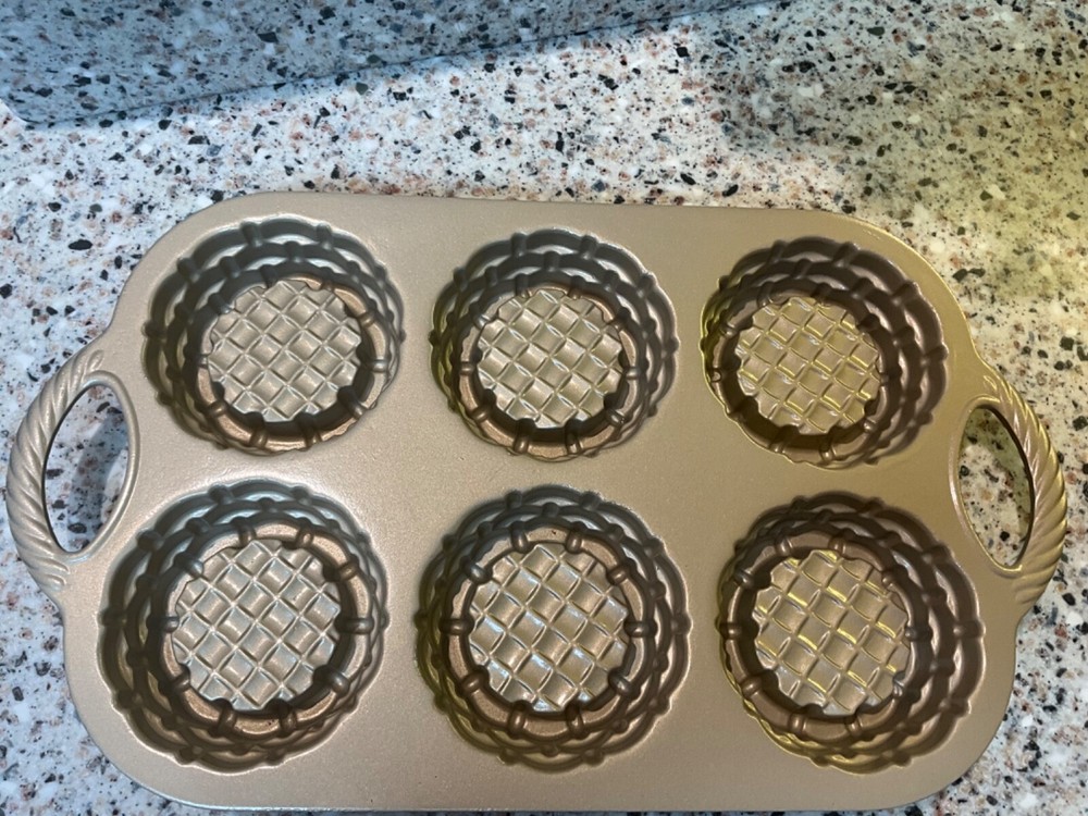 NORDIC WARE USA SHORTCAKE BASKETS PAN NEW