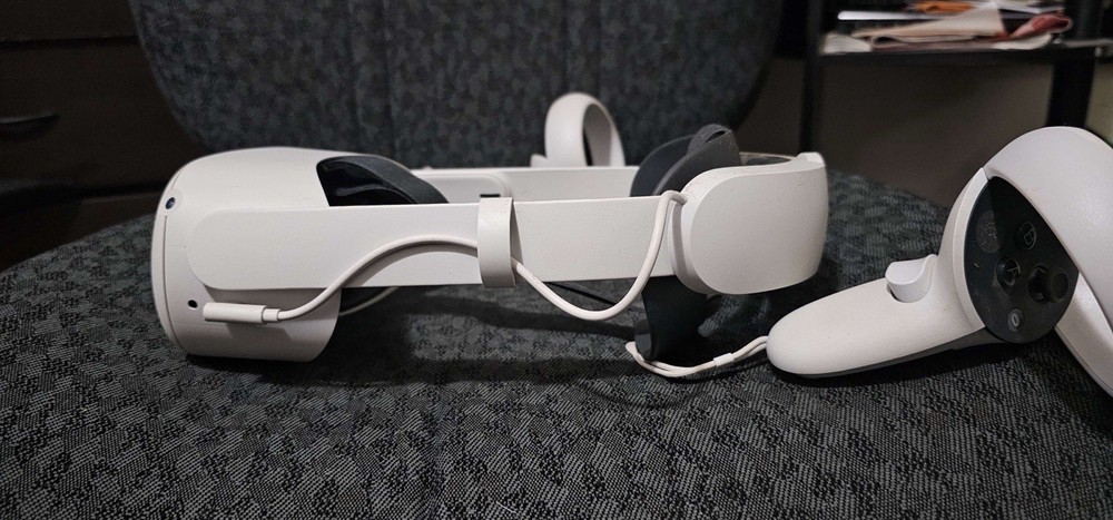 Quest 2 Headset With Battery Pack Working