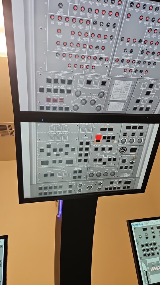 ^ Flight Safety GFS Graphical Flight-Deck Simualtor G550 Gulfstream Multi-Touch