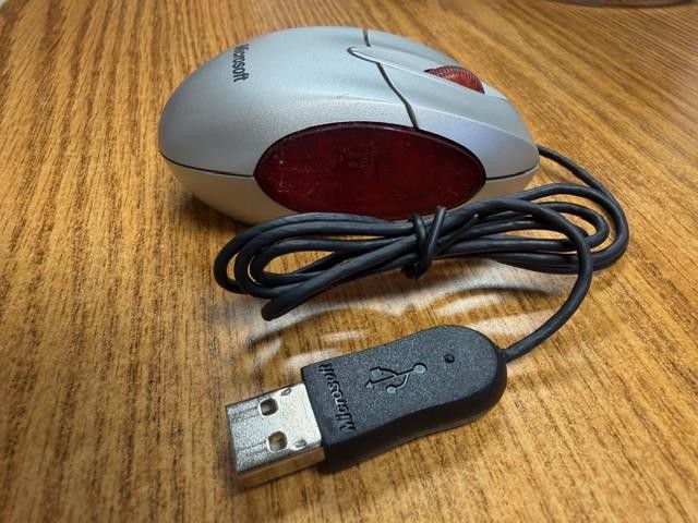 Microsoft 1020 Notebook Wired USB Scroll Optical Mouse