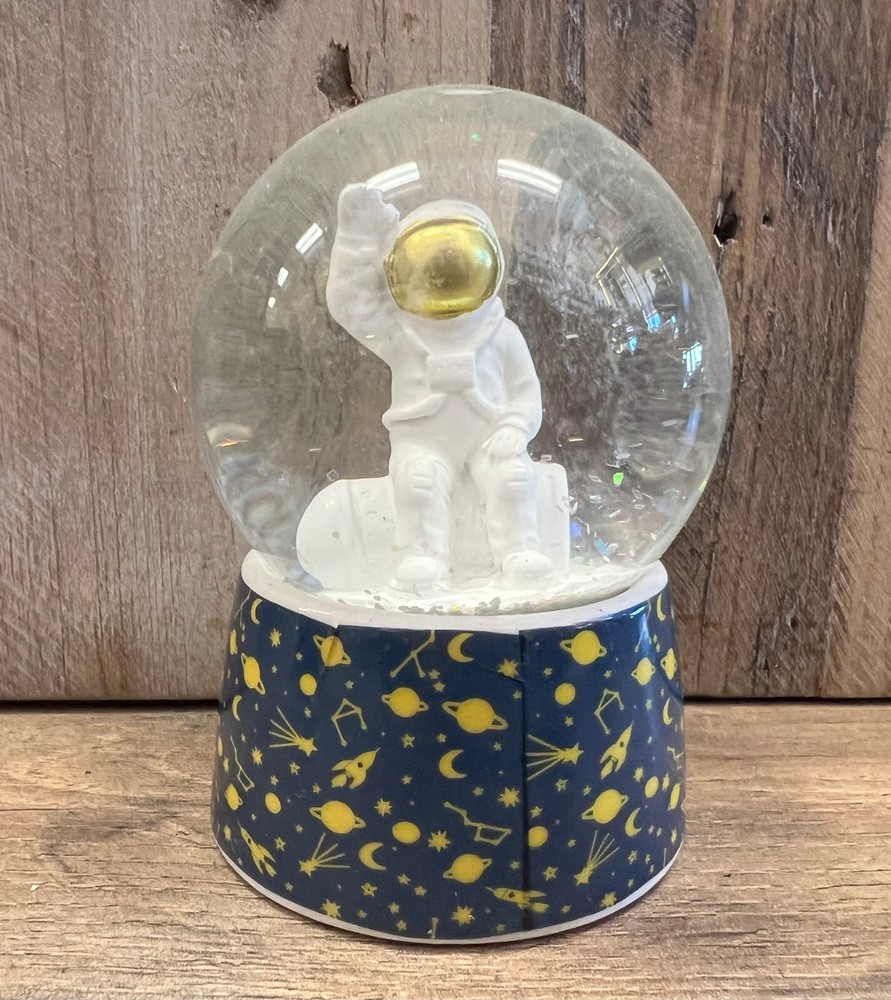 Astronaut Snow Globe 3.5" x 2"