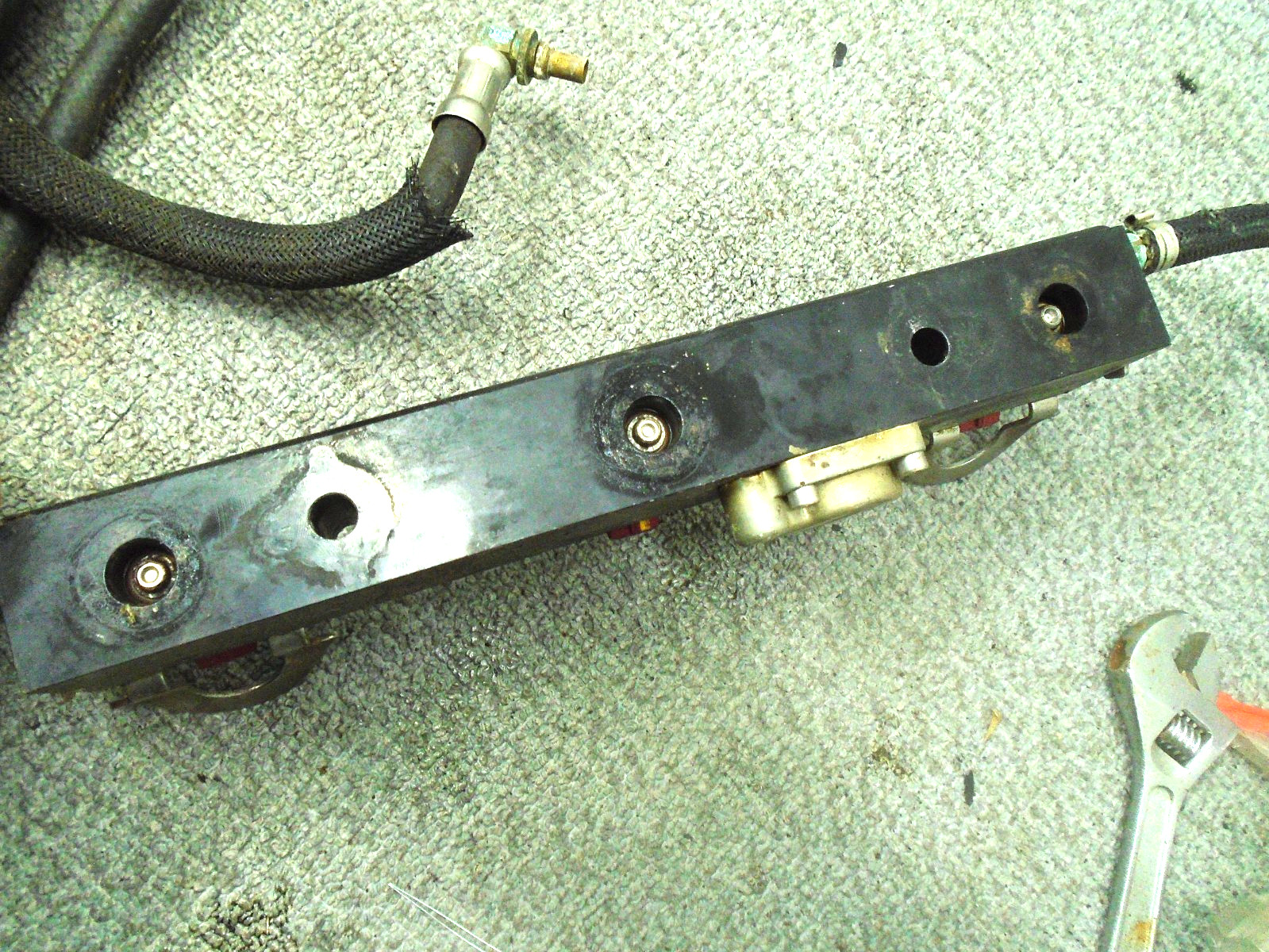 USED PORT & STARBOARD FUEL RAILS W INJECTORS 884430T07 MERCURY OUTBOARD