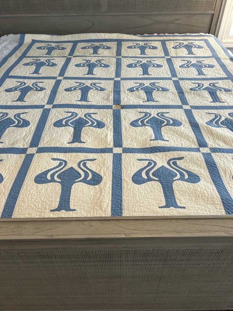 Cotton quilt with blue Hawaiian Breadfruit (Ulu) pattern
