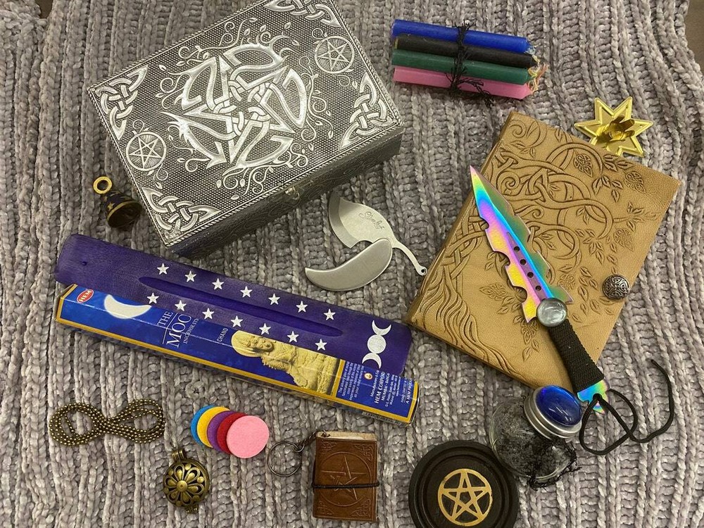 Altar Kit Celtic Pagan 13 components plus 100 spells and instructions