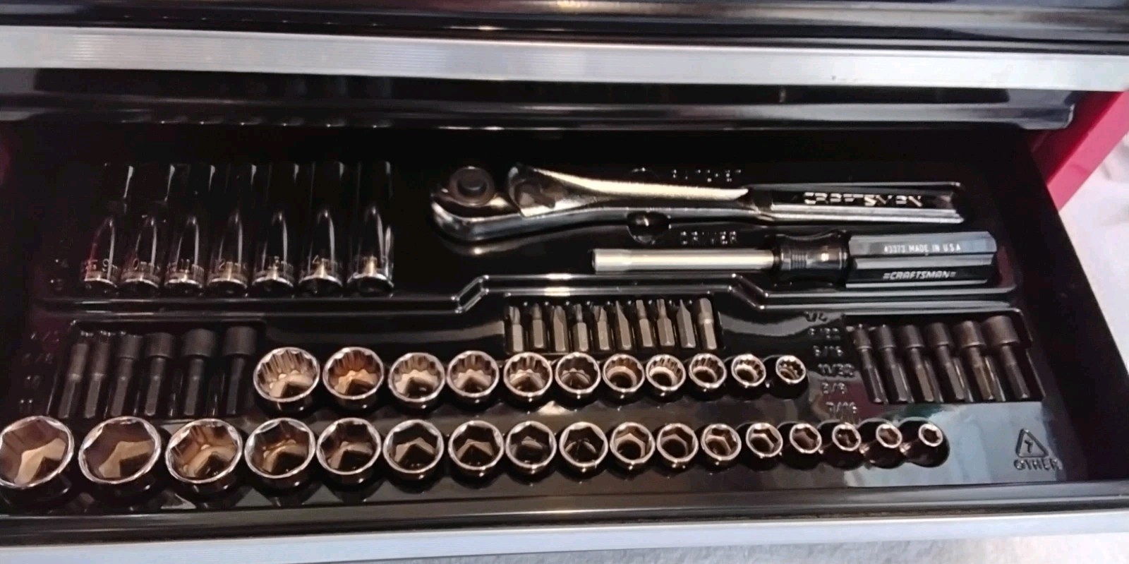 CRAFTSMAN 205PC 20-1/2"× 8-1/2"× 14" METAL 4 DRAWER LOCKABLE WITH HANDLE & TOOL