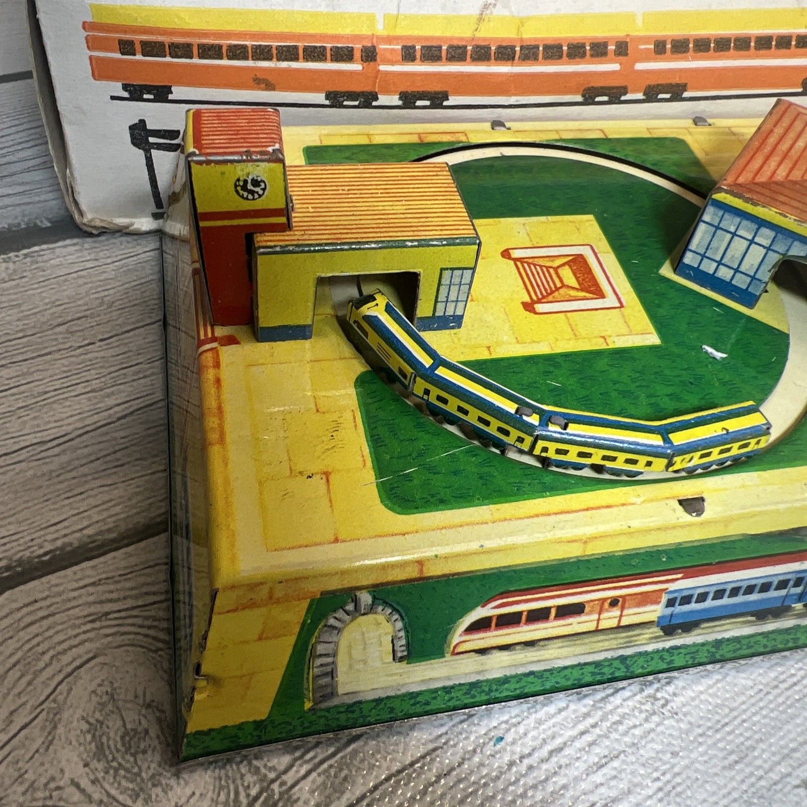 2175.7 - Vintage 1950's Russian W/U Tin Railroad Train W/Box & Key / Works!