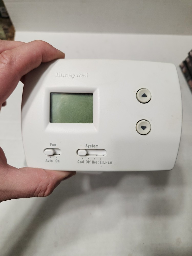 Honeywell PRO 4000 Programmable Thermostat (TH4210D1005)