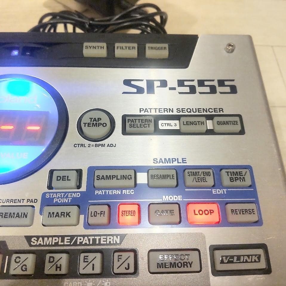 ROLAND SP-555 DJ SAMPLER PERFORMANCE EFFECTS SAMPLING WORKSTATION WITH BOX