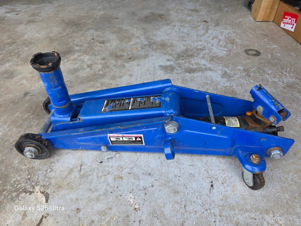 CAR JACK WITH 1X 2-1/4" TON JACK
