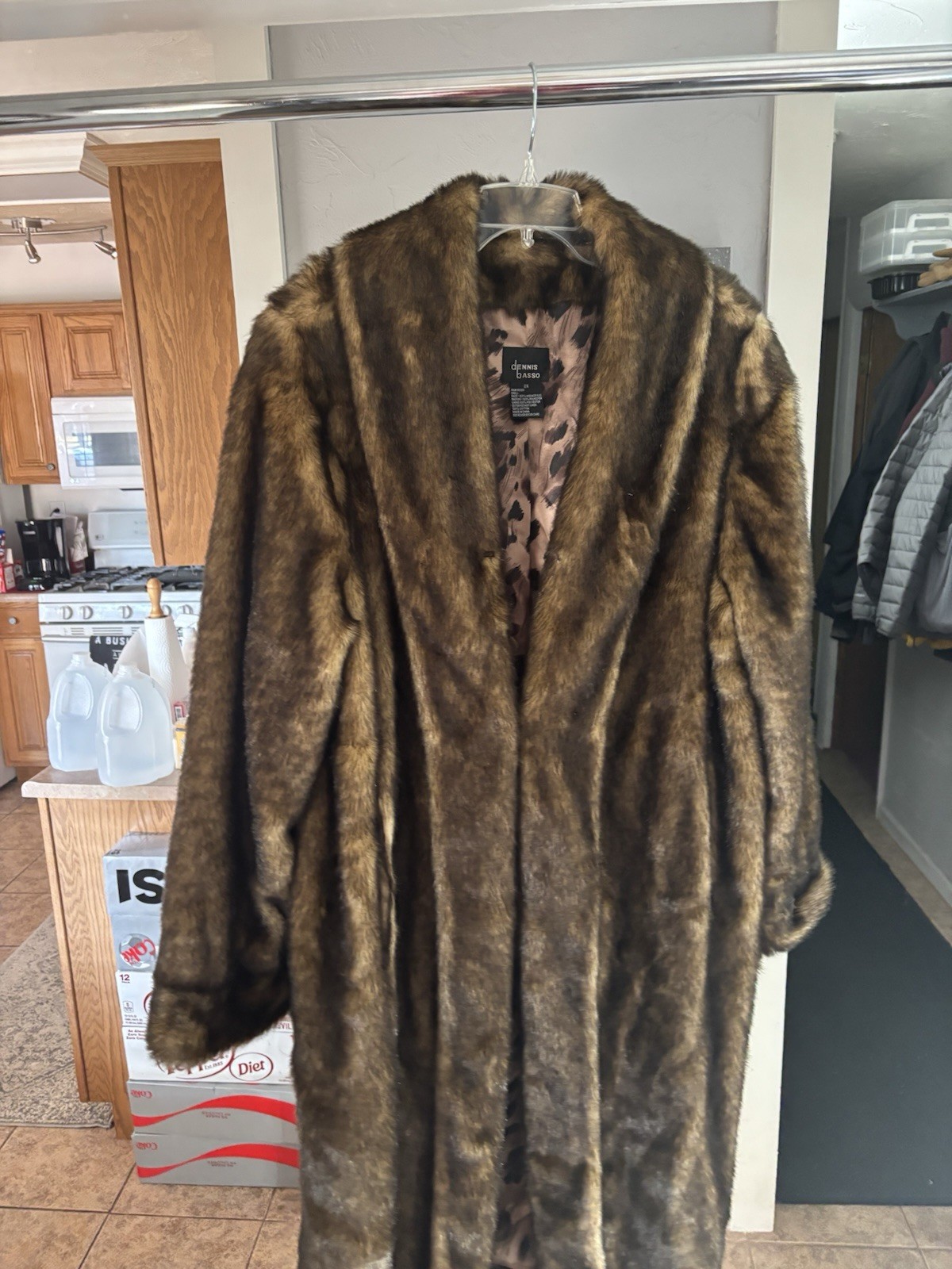 Traditional Medium Wood Entertainment Unit with Shelves, Drawers, Cable Managem…