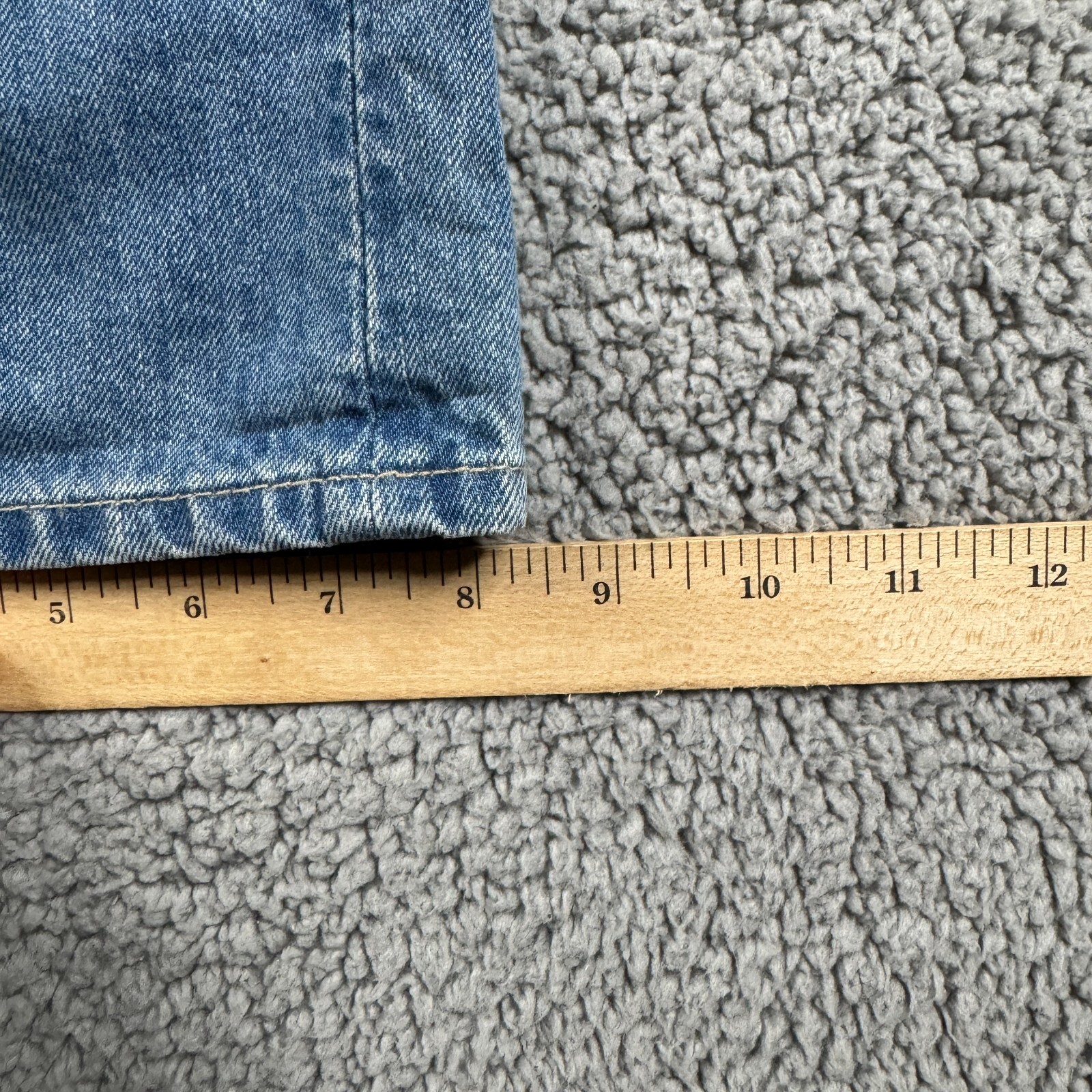 H&M Jeans Mens Size 33x33 Medium Wash Relaxed Fit 100% Cotton Button Fly NWT