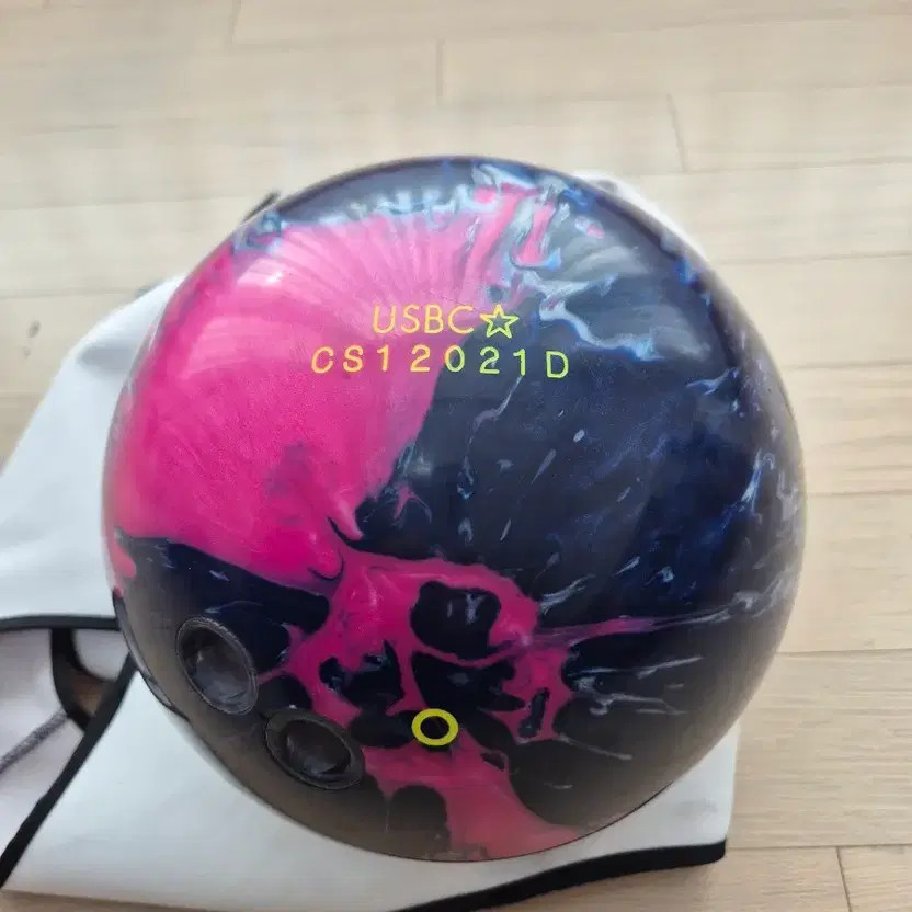 DV8 Violent Collision Bowling Ball with Bag Official