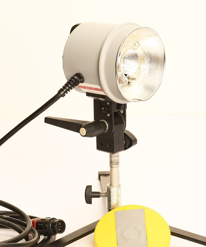 DYNALIGHT 2040 2000 Watt  Strobe Head, 16 ' Cord. TESTED!! WORKING!!