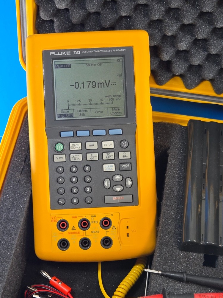Fluke 743 DPC Documenting Process Calibrator Meter DPC CLEAN!