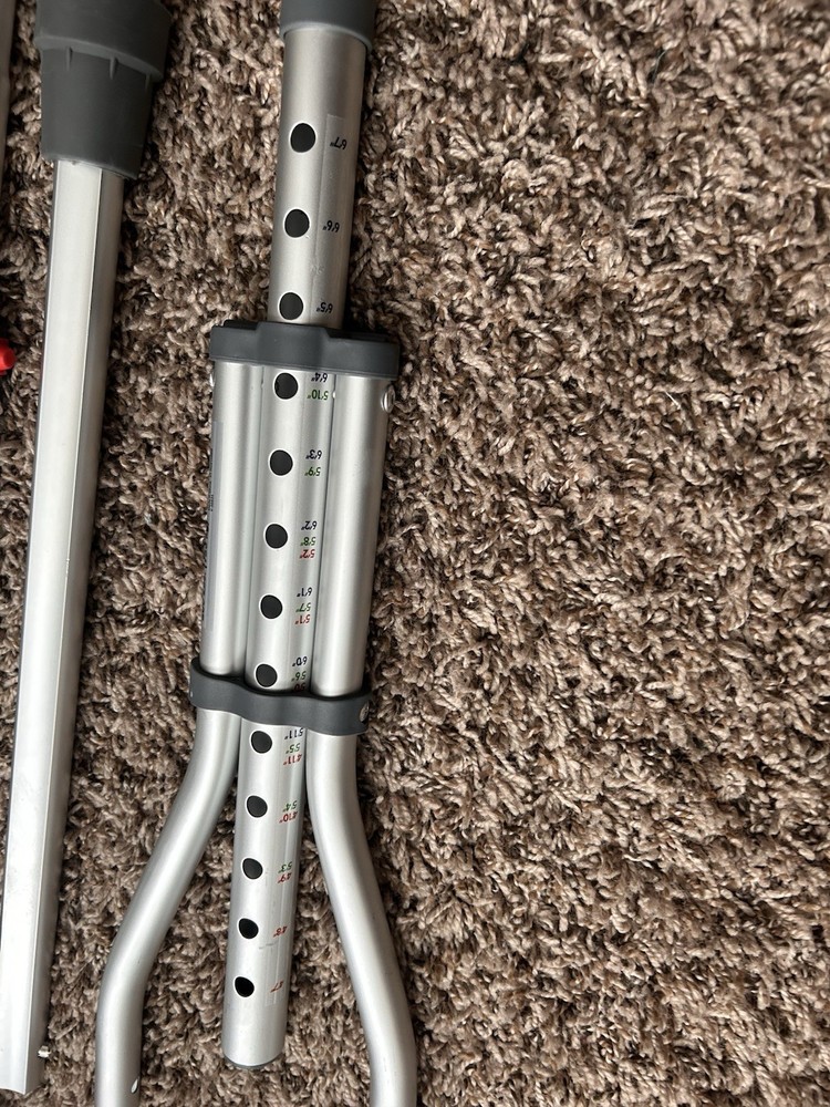 Universal Crutches 4’7-6’7 No Tools Needed ( Gray )