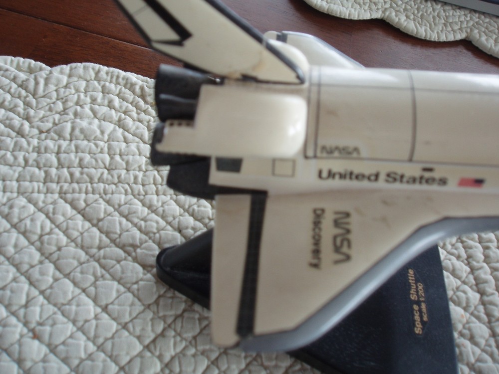 Space Shuttle Desk Model Discovery 1/200 with stand