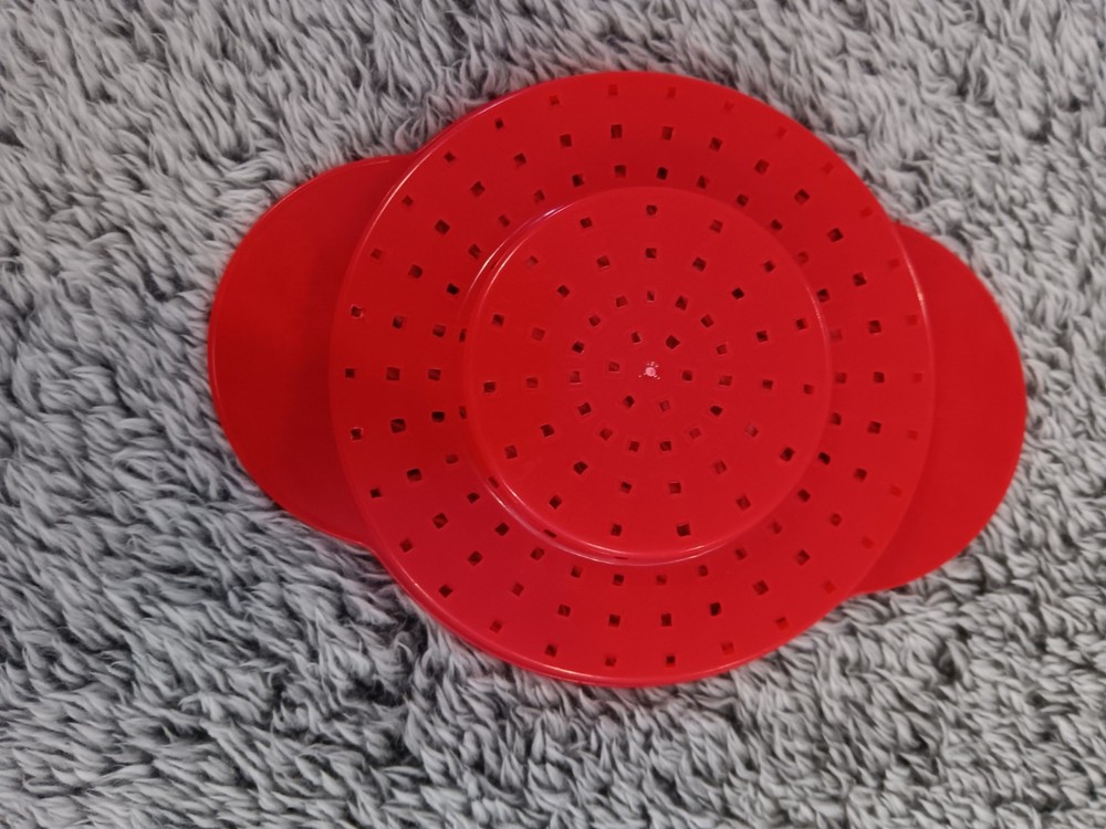 Red Betty Crocker Red Essentials Can Strainer - Plastic