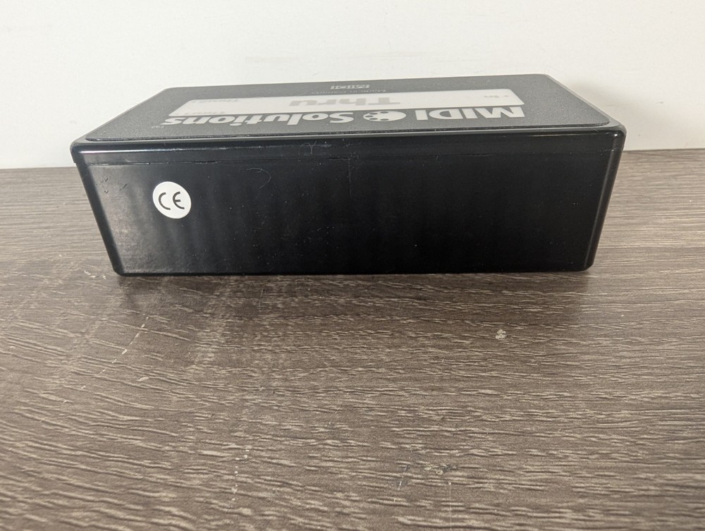MIDI Solutions Thru Box 1 in 2 Out
