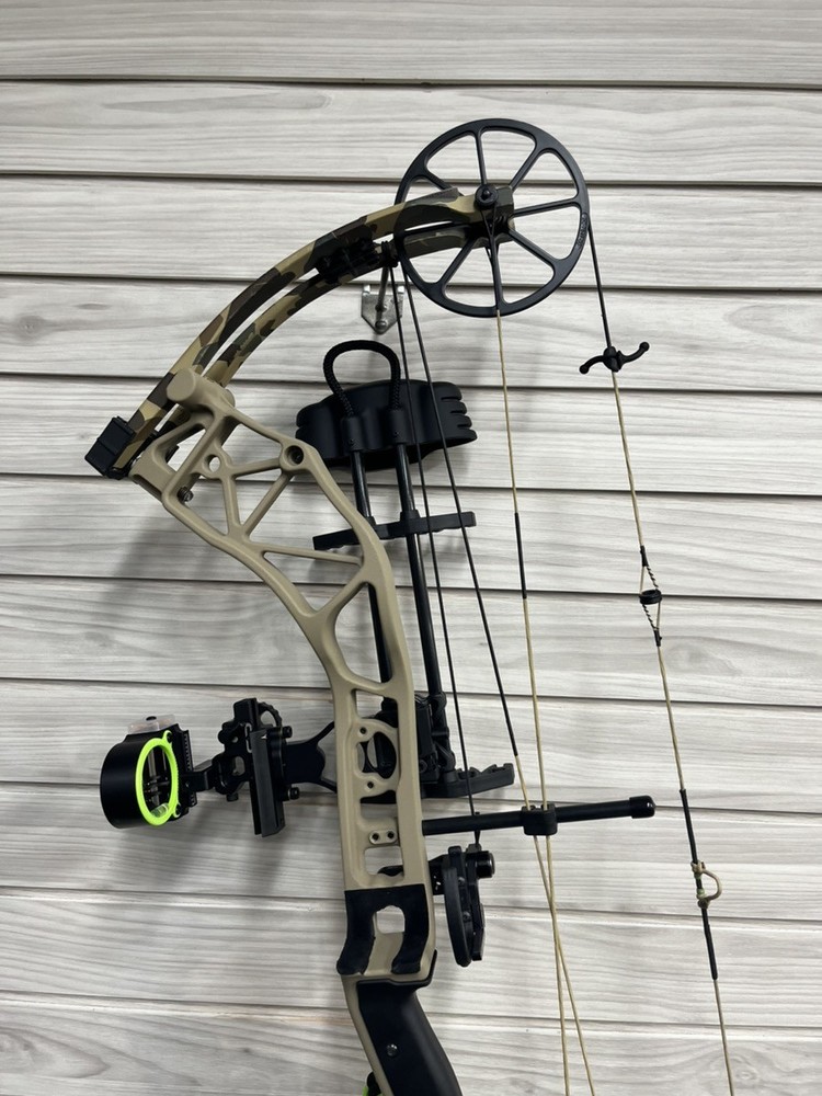 Bear Archery Compound Bow With ADAPT Cam System (A1G011659)