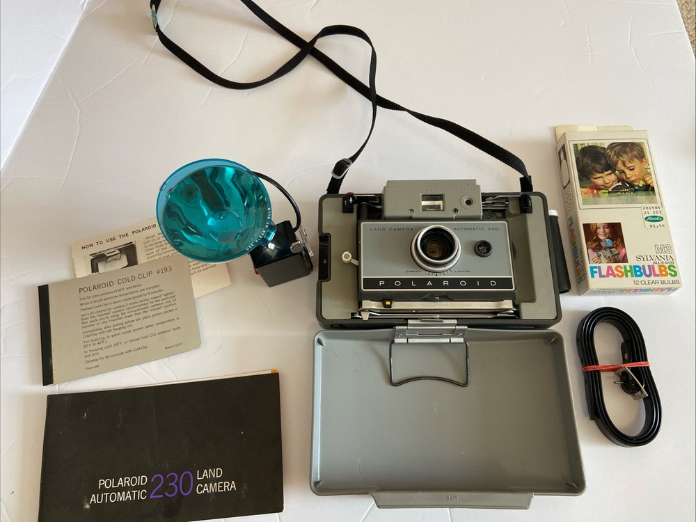 Vintage Polaroid Automatic 250 Land Camera w/ Case, Strap,Flash Not Tested