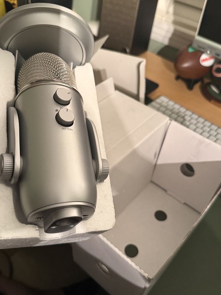Logitech Creators Blue Yeti USB Microphone, Silver - Read