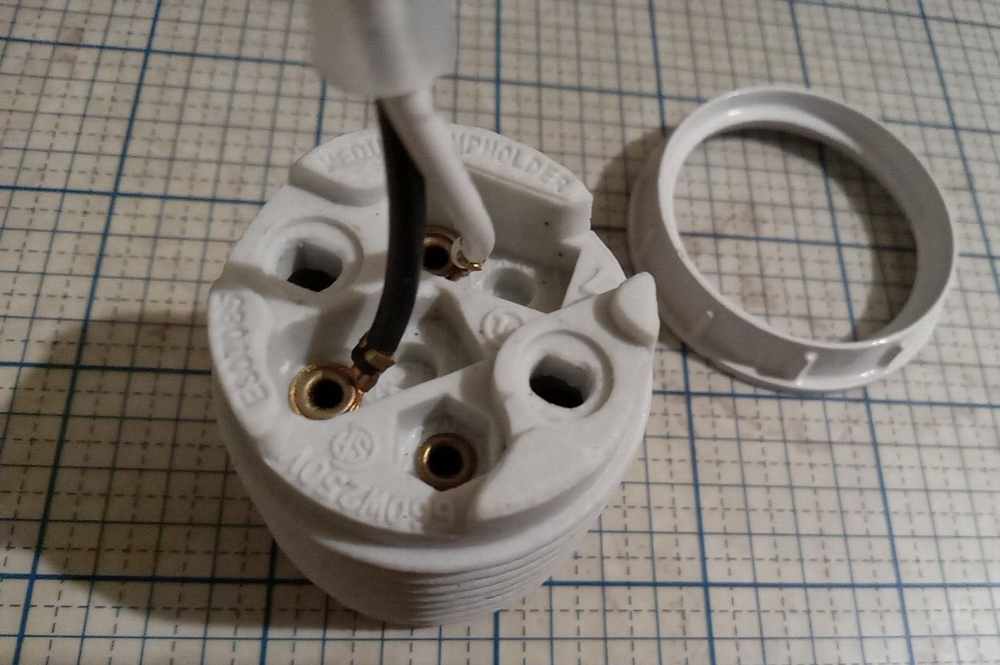 Porcelain Threaded Medium Lamp Holder Replacement with Ring and 18 AWG Wire