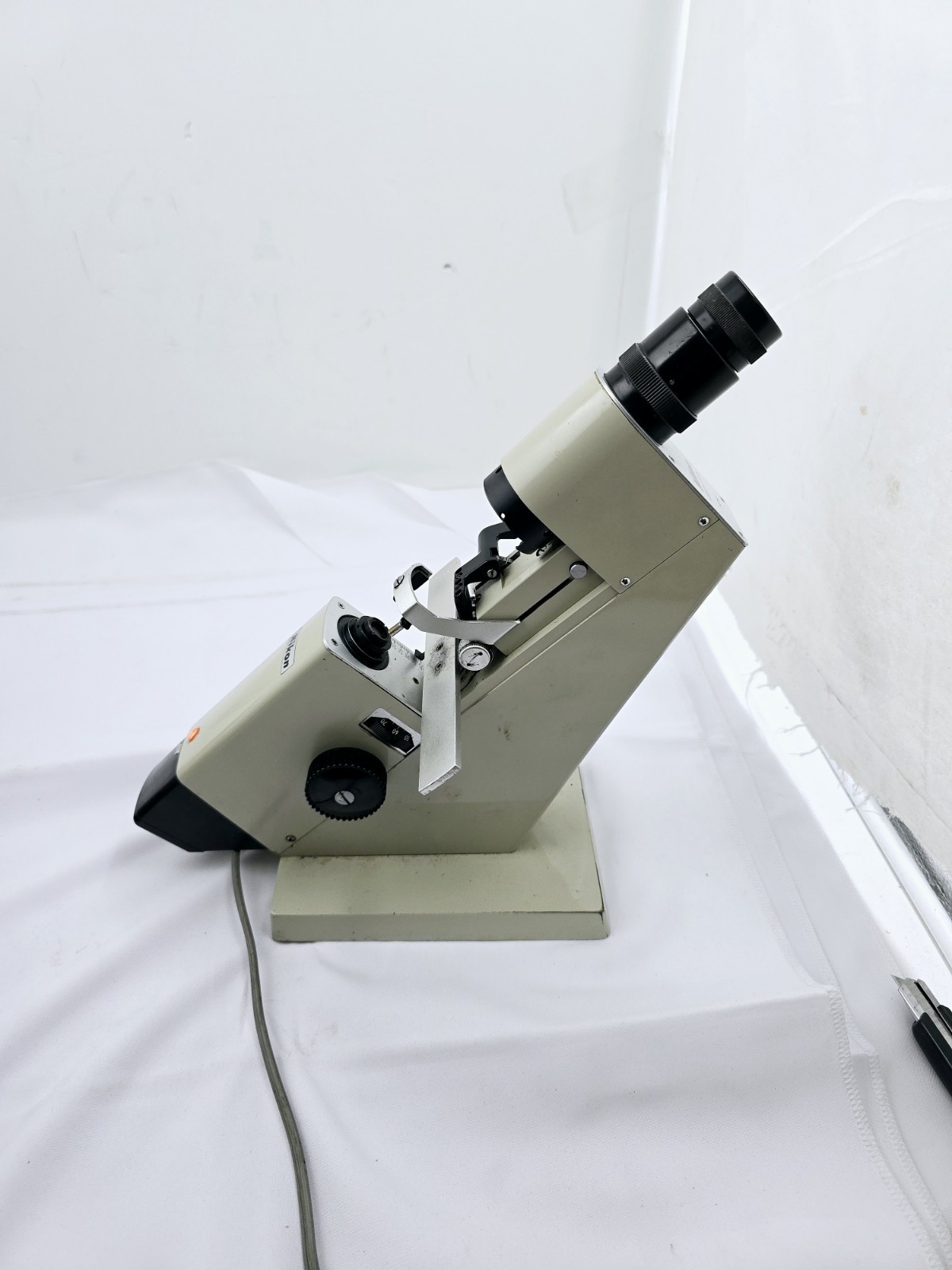 Nikon Lensometer POWERS ON. MISSING PIECES?