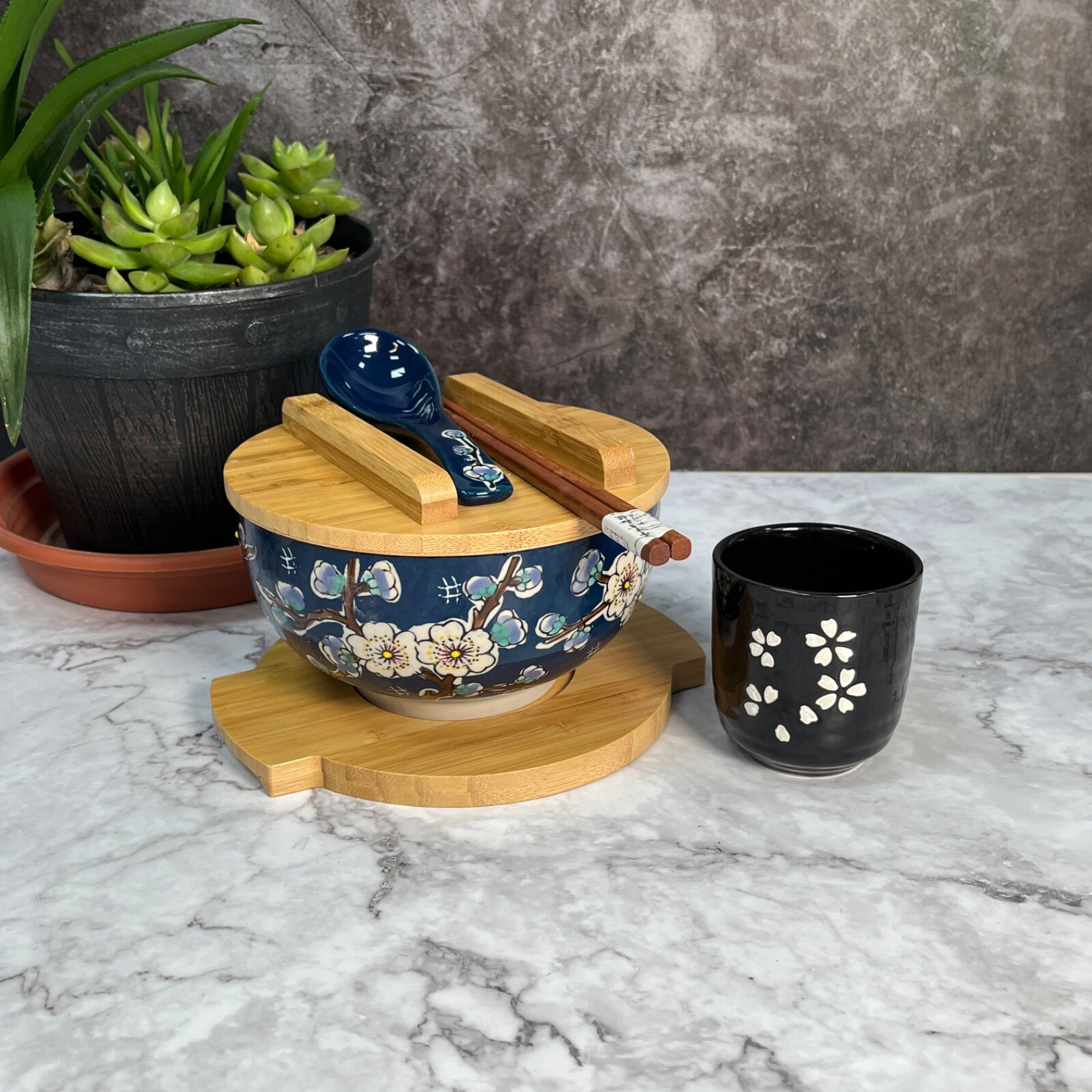 Cherry Blossom Blue Japanese Ceramic Rice Noodle Ramen Bowl w/ Bamboo Lid Trivet