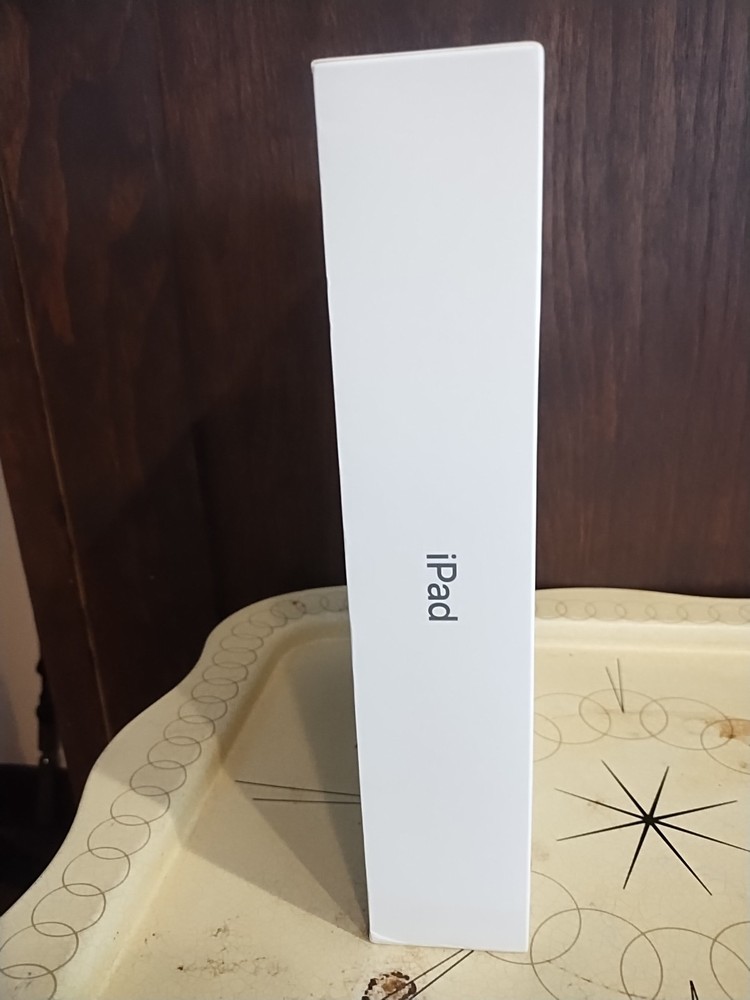 iPad 9th Generation Wi-Fi 64GB Silver Gray (EMPTY BOX ONLY)
